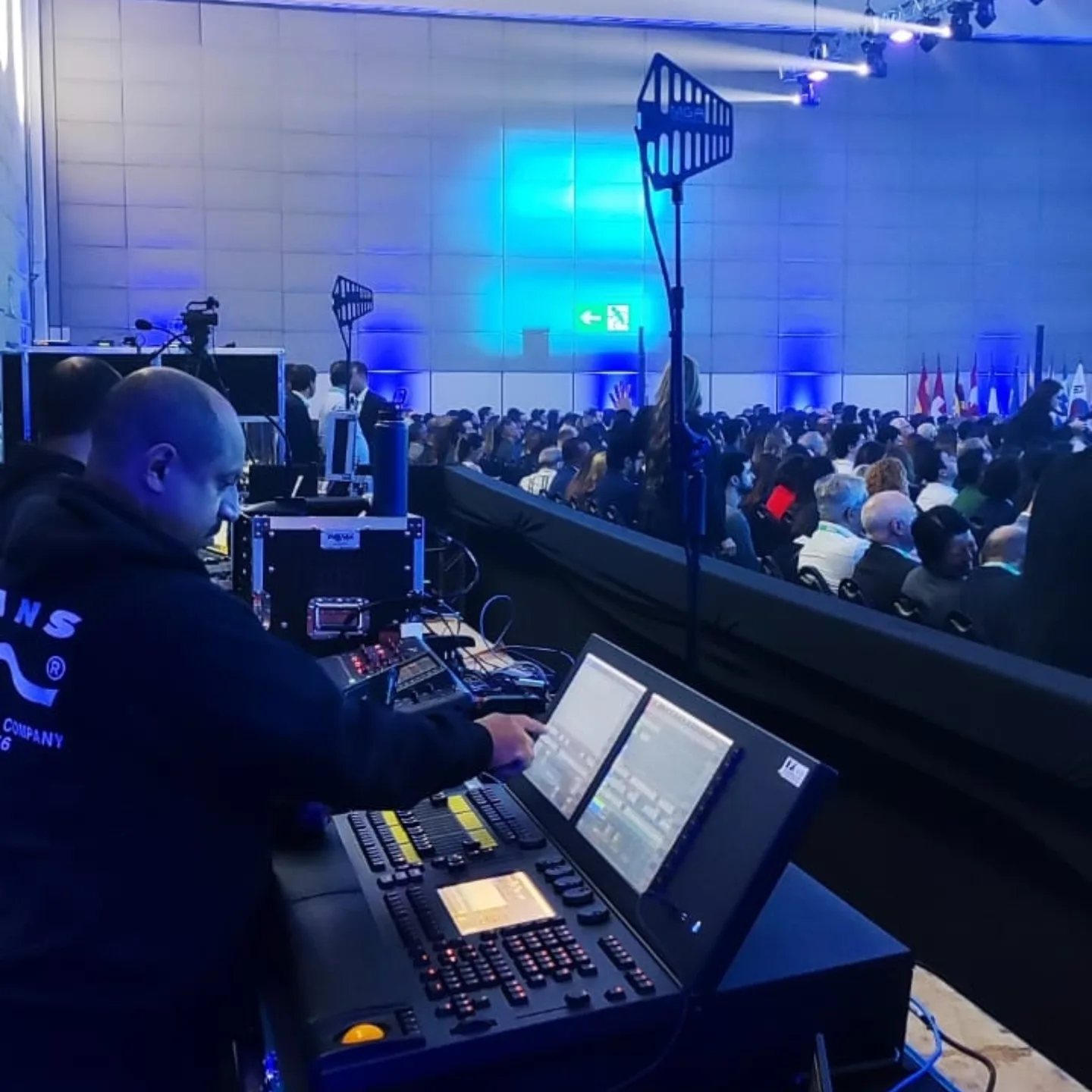 Plenária principal do CBRC com palco, painel de LED e iluminação cênica
