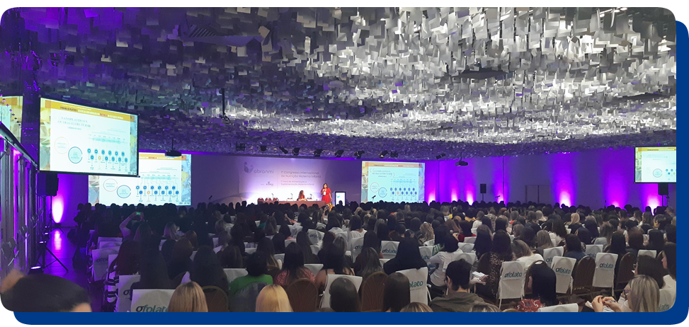Plenária principal do Congresso Internacional Abranmi, com palco e painel de LED